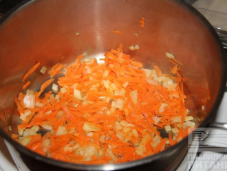 Шаг 4: Спассеруйте лук и морковь на воде или оливковом масле в течение 10 минут.