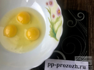 Шаг 2: Разбейте 3 яйца в глубокую посуду.