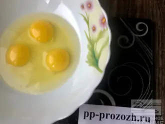 Шаг 2: Разбейте 3 яйца в глубокую посуду.