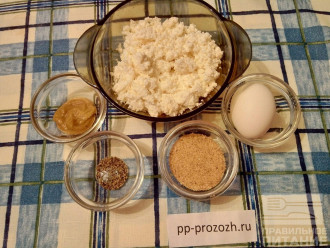 Шаг 1: Подготовьте ингредиенты: обезжиренный творог, вареное яйцо, горчицу, молотый перец, морскую соль.