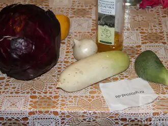 Шаг 1: Подготовьте овощи: дайкон, капусту, лук, масло.