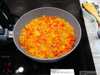 Шаг 4: Натрите морковь на крупной терке. Добавьте к луку, спасеруйте.
Нарежьте болгарский перец, обжарьте его вместе с луком и морковью до мягкости.
Обжаренные овощи отложите на время в сторону.