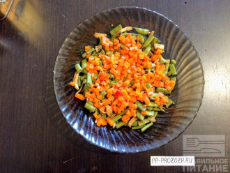 Шаг 5: Морковь отварите, почистите и порежьте мелко кубиками. Добавьте в салат.