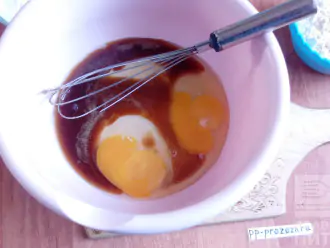 Шаг 2: В миску добавьте мед и яйцо, перемешайте.