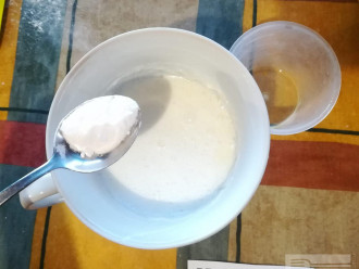 Шаг 3: Растопите масло.
В отдельной посуде смешайте кефир(простоквашу), подсолнечное масло, растопленное сливочное масло и соду.
Тщательно перемешайте.
Сода должна войти в реакцию с кефиром(простоквашей) и появятся пузырьки.