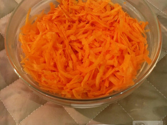 Шаг 2: Натрите морковь на крупной тёрке.