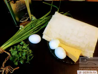 Шаг 1: Для приготовления этого блюда возьмите тонкий лаваш, одно сырое яйцо и два вареных, сыр, зелень и оливковое масло для жарки. 