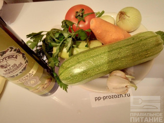 Шаг 1: Подготовьте ингредиенты: кабачки, морковь, лук, укроп, петрушку, оливковое масло, чеснок, помидор.