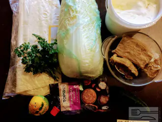 Шаг 1: Для приготовления шаурмы возьмите: лаваш, говядину отварную, пекинскую купусту, огурец, кунжут, сметану, зелень, горчицу в зернах, соль.