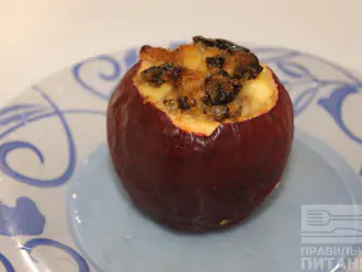 Шаг 5: Если яблочки испеклись и стали мягкими, то можно доставать. Полейте медом по вкусу. 