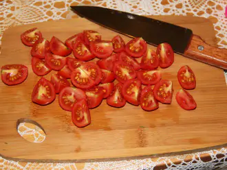 Шаг 4: Нарежьте помидоры.