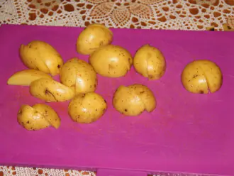 Шаг 5: Порежьте картофель дольками.