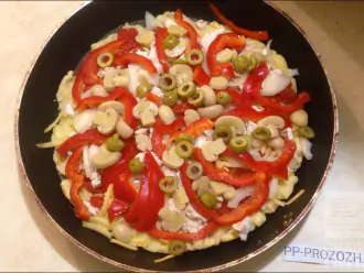 Шаг 5: На основу выложите помидоры, присолите, если нужно. Сверху посыпьте сыром.
На сыр выложите остальную начинку. 
Отправьте пиццу в духовку на 10-15 минут.