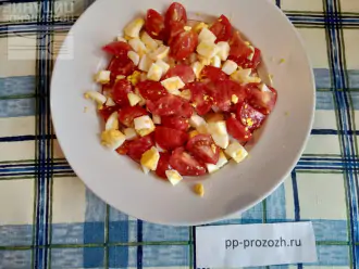 Шаг 4: На салатную тарелку выложите слой из яиц и помидоров.