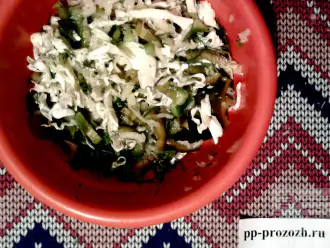Шаг 5: Нарежьте укроп. Заправьте салат льняным маслом и хорошенько перемешайте.