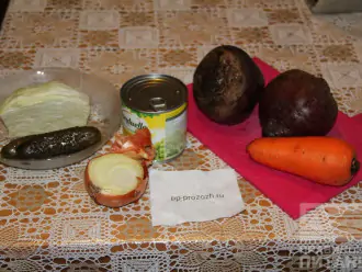 Шаг 1: Подготовьте ингредиенты: свеклу, морковь, лук, горошек, огурец, капусту.