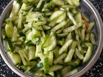 Шаг 4: Возьмите салатник и выложите в него все ингредиенты: пекинскую капусту, фасоль, кукурузу, огурцы.