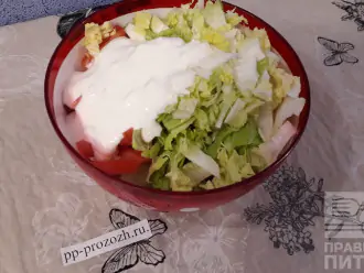 Шаг 6: Все овощи сложите в салатник, добавьте йогуртово-чесночную заправку. 
