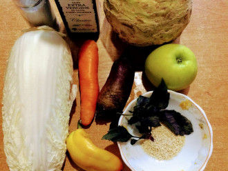 Шаг 1: Для приготовления салата возьмите: сельдерей, свеклу, морковь, яблоко, пекинскую капусту, болгарский перец, базилик, кунжут, оливковое масло, соль по вкусу.