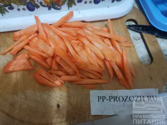 Шаг 3: Нарежьте на полоски морковь. Разогрейте сковороду, влейте масло. Добавьте морковь.