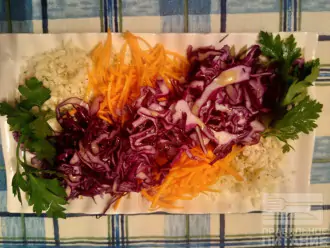 Шаг 7: Полейте салат заправкой.