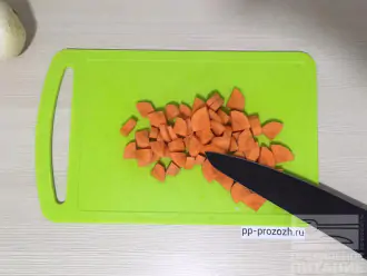 Шаг 3: Морковь нарежьте.
