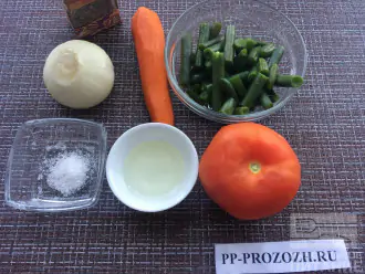 Шаг 1: Приготовьте ингредиенты. Переберите фасоль. Промойте и очистите овощи.