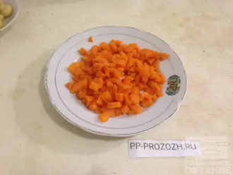 Шаг 4: Морковь отварите в кожуре (30 минут). Можно варить вместе с картофелем. Охладите, очистите, нарежьте кубиками.