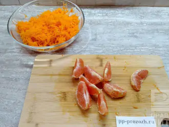 Шаг 3: Почистите апельсин и разделите его на дольки.