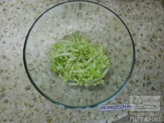 Шаг 2: Нарежьте пекинскую капусту.