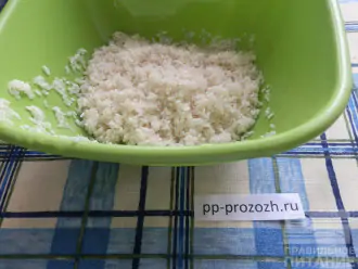 Шаг 2: Хорошо промойте рис под проточной водой.