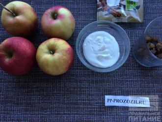 Шаг 1: Приготовьте ингредиенты. Вымойте яблоки. Переберите и промойте изюм.