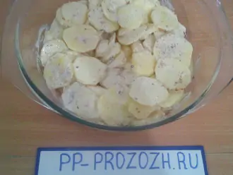 Шаг 6: Выложите картофель в форму для запекания. Запекайте 1 час при температуре 180 градусов.