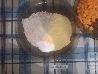 Шаг 2: Смешайте все сухие ингредиенты и аккуратно введите их во взбитые яйца с половиной кленового сиропа.