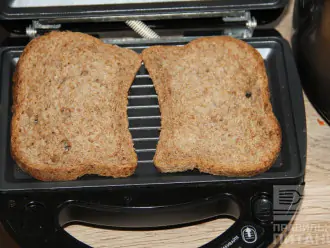 Шаг 2: Подсушите хлеб в тостере или мультипекаре.