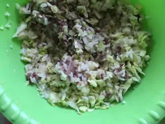 Шаг 3: Остудите рис и фасоль, добавьте к ним капусту. 
Добавьте любимые специи или соль.


