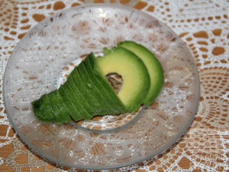 Шаг 4: Достанье авокадо ложкой из кожуры и нарежьте.
