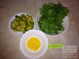 Шаг 4: Порвите салат, очистите и нарежьте авокадо, отделите желток от белка для заправки.