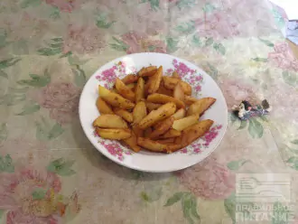 Шаг 7: Готовый картофель выложите на тарелку. Есть его лучше теплым.