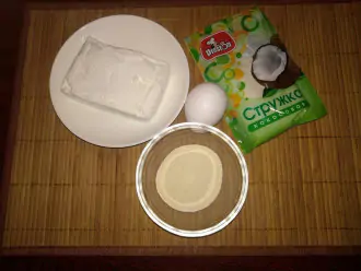 Шаг 1: Подготовьте кокосовую стружку, яйцо, манную крупу, творог.