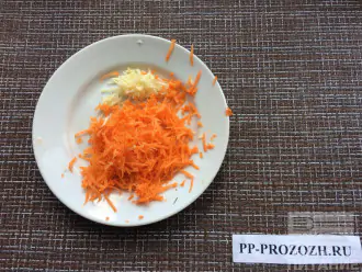 Шаг 4: Морковь и чеснок натрите на мелкой тёрке. В неглубоком сотейнике на небольшом количестве воды потушите морковь и чеснок. Добавьте в сотейник нут. 
