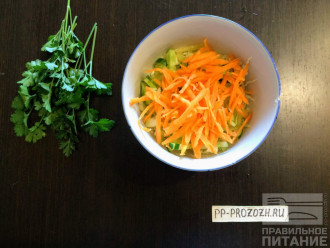 Шаг 5: Морковь очистите от кожуры и натрите на крупной терке, высыпьте в салат.