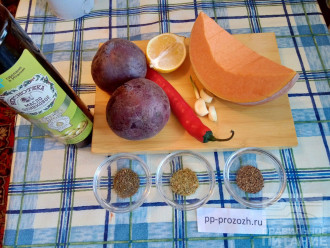 Шаг 1: Подготовьте ингредиенты: тыкву, свеклу, чеснок, оливковое масло, перец чили, лимон, прованские травы, тимьян, молотый перец.