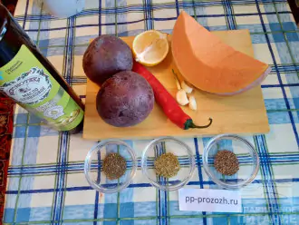 Шаг 1: Подготовьте ингредиенты: тыкву, свеклу, чеснок, оливковое масло, перец чили, лимон, прованские травы, тимьян, молотый перец.