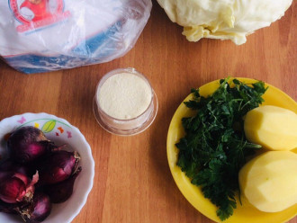 Шаг 1: Подготовьте ингредиенты: очищенный картофель, муку, капусту, соль и любую зелень.