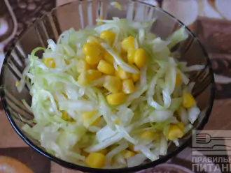 Шаг 4: Приятного аппетита! Диетический салат с капустой и кукурузой готов к столу!