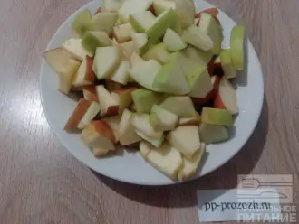 Шаг 2: Яблоки и грушу помойте, удалите семенные коробки и порежьте на небольшие кусочки. Сбрызните соком лимона, чтобы не потемнели.