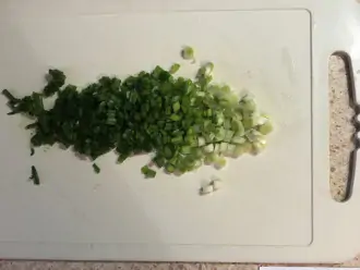 Шаг 6: Нарежьте зелёный лук мелко.  