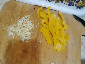 Шаг 6: Также нарежьте полосками перец, помидор, чеснок просто нарежьте мелко.