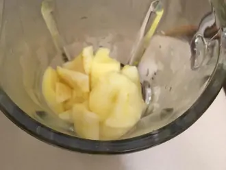 Шаг 4: Измельчите яблоки в пюре при помощи блендера или сита.